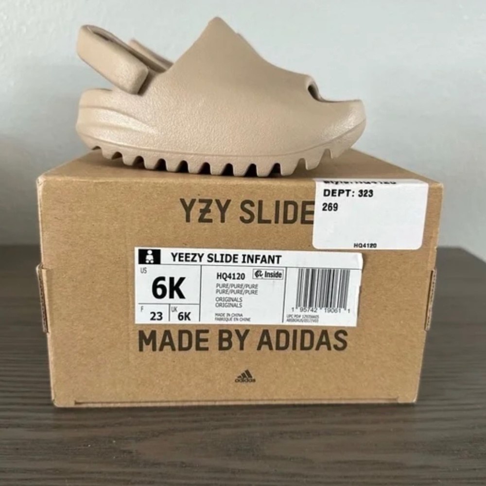 Authentic Yeezy slide in the color pure. Size 6K. Like new.